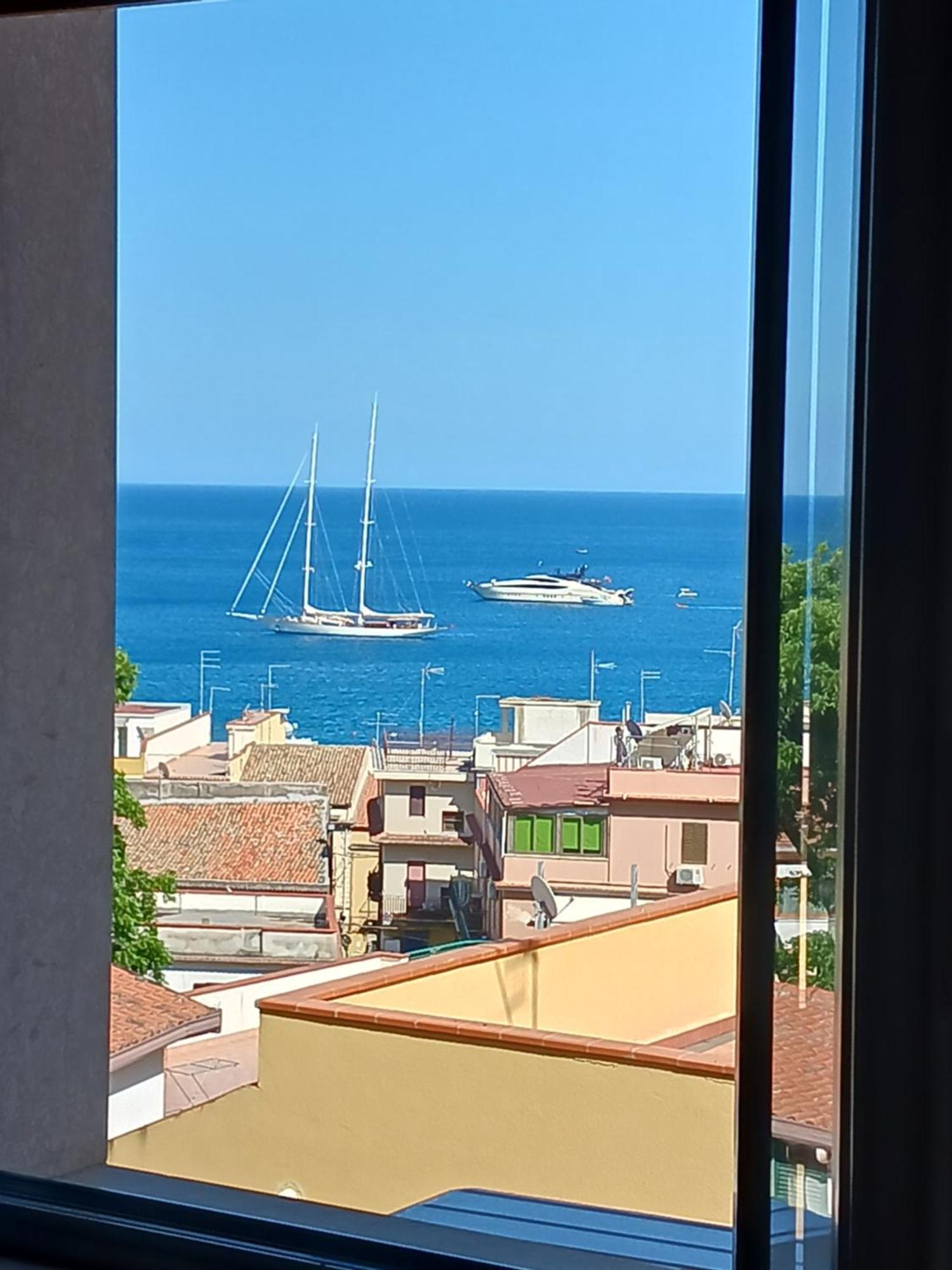 Mungi Bay, Flat With Sea View Roof Terrace Giardini Naxos